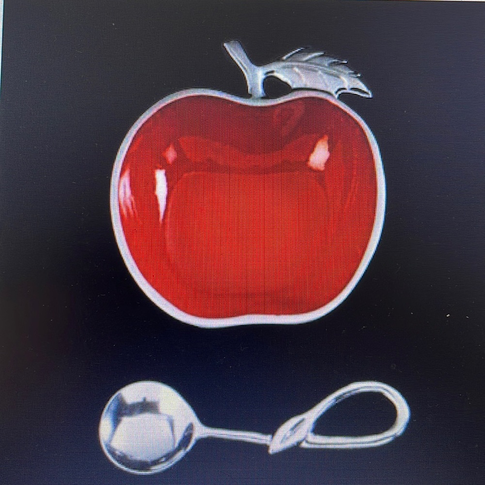 Red delish dish with spoon med